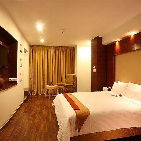 Katriya De Royal Hotel Haiderabad Buitenkant foto