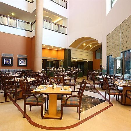 Katriya De Royal Hotel Haiderabad Buitenkant foto