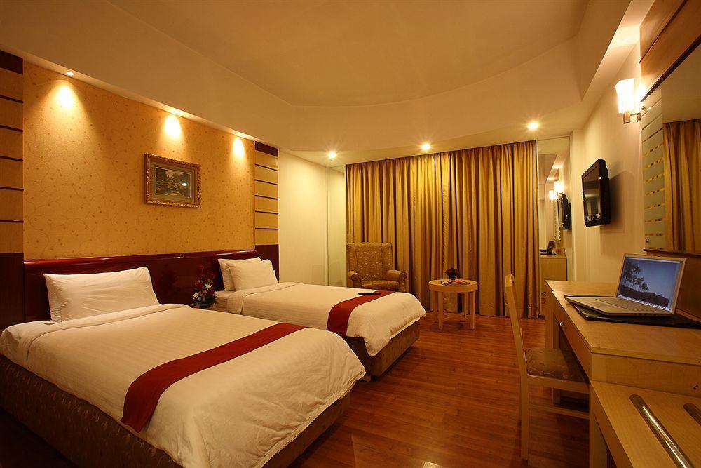 Katriya De Royal Hotel Haiderabad Buitenkant foto