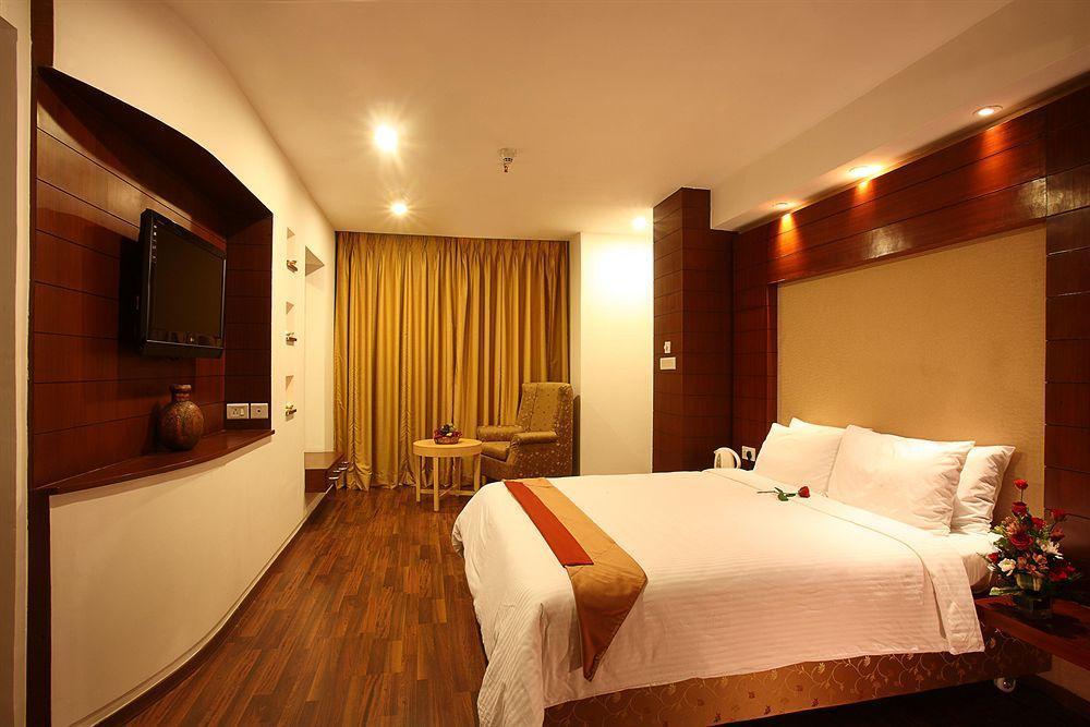 Katriya De Royal Hotel Haiderabad Buitenkant foto